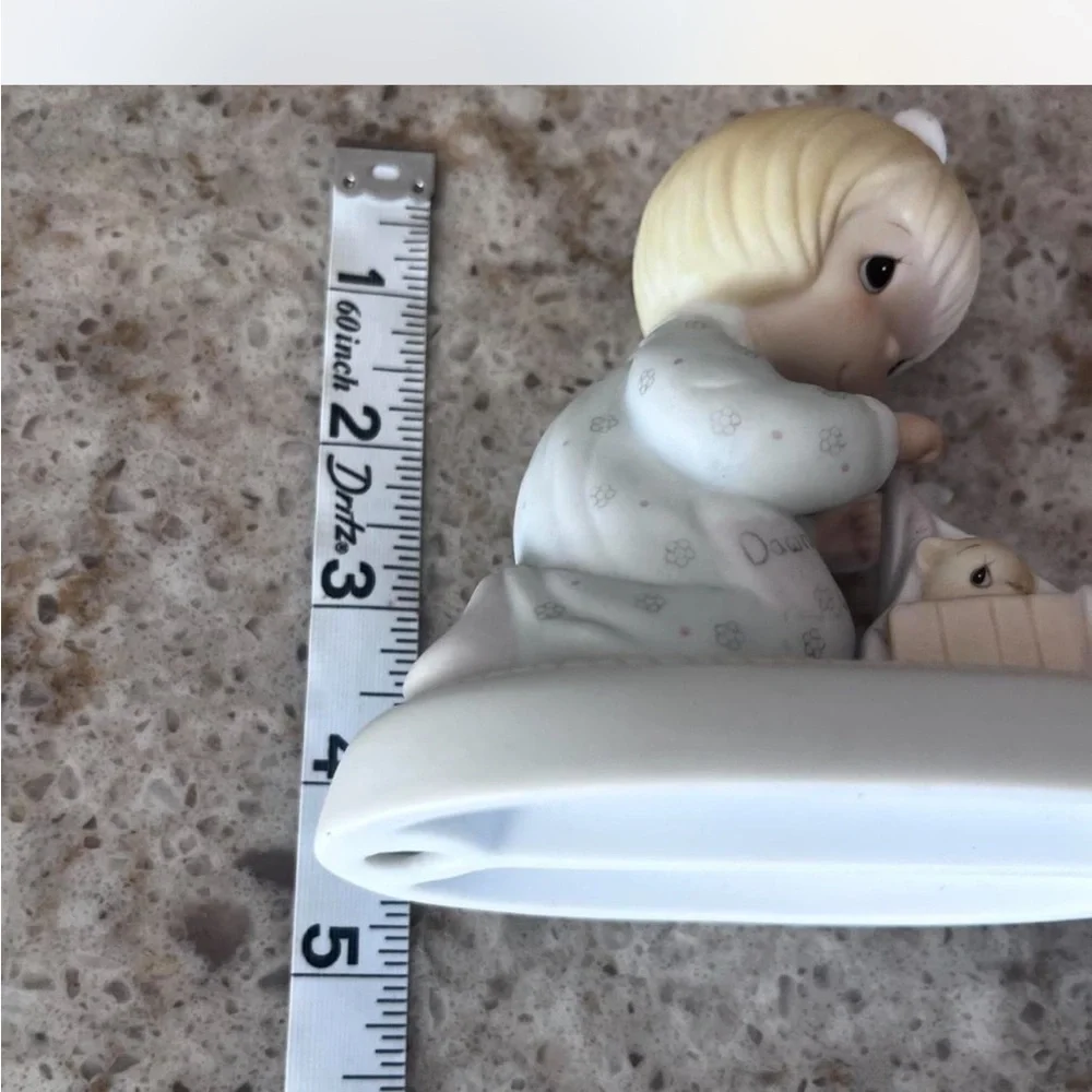 Precious Moments Collectors Club ‘Dawn’s Early Light’ figurine